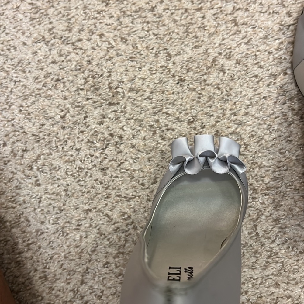 Vaneli Di Notte Silver Satin Peep Toe Heels - Picture 10 of 13